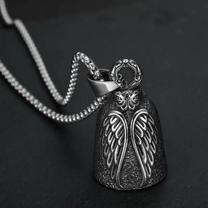 Collier Pendentif Cloche Ange Gardien Motard en Acier Inoxydable Vintage pour Hommes Cloche d'Exorcisme en Relief Bijoux de Moto Cadeau