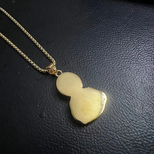 Finitura in oro lucido sul retro del ciondolo a forma di zucca in acciaio 316 e catena