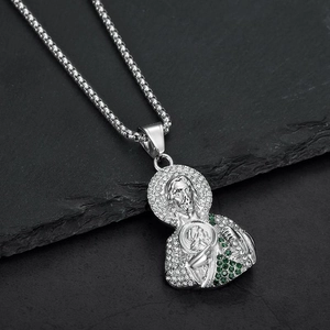 Pendentif Saint Jude avec zircons blancs et gemmes vertes sur pierre sombre