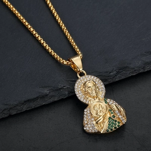 Collier avec pendentif Saint-Jude doré orné de cristaux blancs et verts sur ardoise