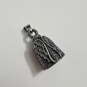 Détail du pendentif cloche ailes d'ange gothique en acier inoxydable à texture de plume