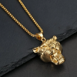Gold vacuum-plated roaring cheetah head pendant necklace with classic box chain detail
