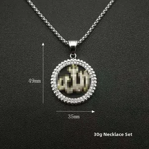 Vue macro du pendentif Allah argenté avec pierres et dimensions 49mm par 35mm