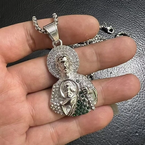 Détail du pendentif Saint Jude argenté avec zircons blancs et verts sertis