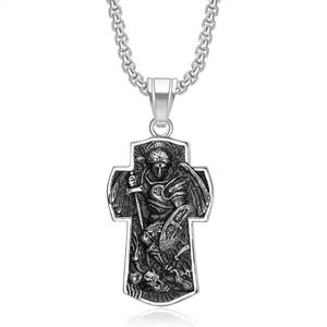 Vue détaillée du relief de l'Archange Saint Michel sur un pendentif croix vintage
