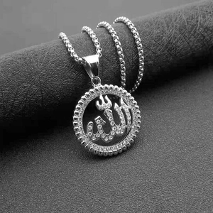 Pendentif Allah rond argenté serti de strass blancs brillants avec chaîne à maillons