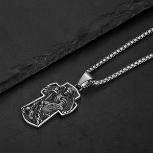 Relief détaillé de l'Archange Saint Michel sur pendentif croix en acier inoxydable