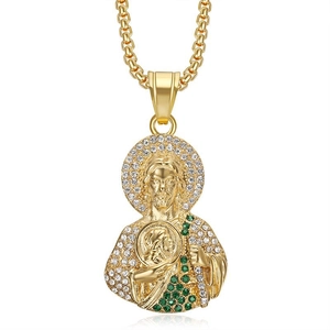 Collier pendentif Saint Jude doré avec halo de zircons et détail de pierre verte