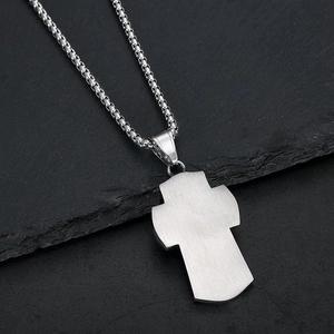 Collier avec pendentif croix en acier inoxydable brossé et chaîne vénitienne sur ardoise