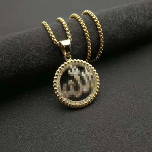 Collier à pendentif rond plaqué or avec bordure diamants et symbole sur chaîne maille