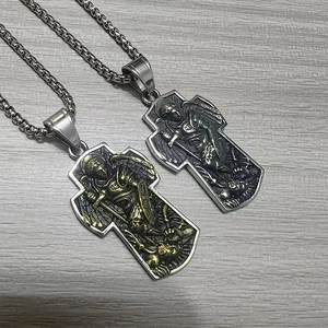 Relief détaillé de l'Archange Saint Michel sur pendentifs croix en acier avec chaîne box