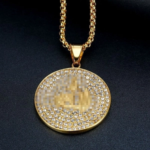 Hiphop Goldene Edelstahlkette mit rundem, mit Strasssteinen besetztem Anhänger