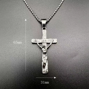 Détail du pendentif crucifix argenté de 65x31mm avec une finition texturée style bois