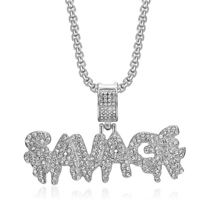 Collana hip hop argento con pendente a lettere SAVAGE ghiacciate su sfondo bianco