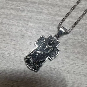 Vue macro du collier avec pendentif croix bouclier archange Saint Michel style vintage
