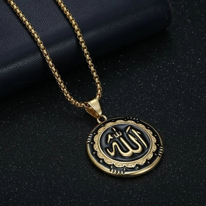 Collier avec pendentif en acier doré et calligraphie arabe sur disque en émail noir