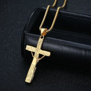 Collier pour homme en acier inoxydable doré avec pendentif croix à texture grain de bois