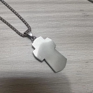 Détail du collier pendentif croix Saint-Michel en acier inoxydable argenté brossé