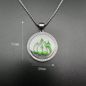 Religiöse Edelstahlkette mit silbernem Allah-Anhänger, grüner Einlage und glänzenden Kristallen