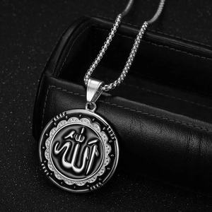 Collier pendentif Allah en acier inoxydable argenté avec bordure sur coffret en cuir