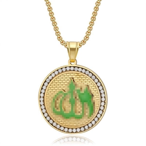 Halskette aus Gold-Edelstahl mit grünem Allah-Anhänger und Zirkonia auf weißem Grund