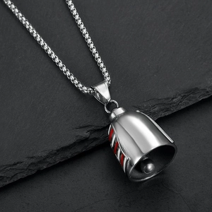 Collier pendentif cloche gardienne en acier inoxydable poli avec émail sur socle de roche