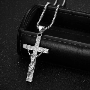 Collier crucifix en acier inoxydable argenté avec pendentif Jésus et chaîne sur boîte noire