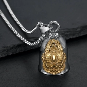 Collier Pendentif Cloche de Gardien Tête de Mort en Acier Inoxydable Gothique Biker Cloche d'Exorcisme Bicolore Or Argent Bijoux Punk