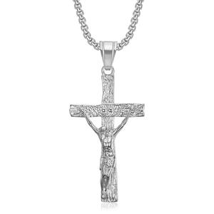 Pendentif crucifix en acier inoxydable argenté avec texture bois et chaîne à maillons fins