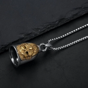 Pendentif cloche gardienne crâne en acier poli sur une chaîne en métal argenté robuste