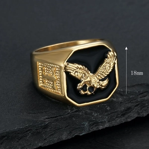 Herren-Siegelring aus Edelstahl mit Goldbeschichtung, schwarzer Emaille und Adler