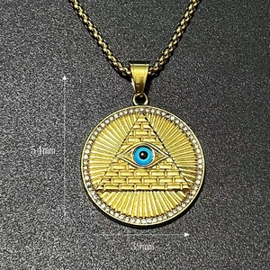 Vue détaillée du pendentif pyramide œil doré avec dimensions précises 51mm par 39mm