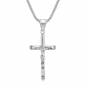 Collier avec pendentif croix crucifix en acier inoxydable argenté sur fond blanc épuré