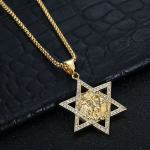 Collier avec pendentif tête de lion et hexagramme doré sur fond texturé noir