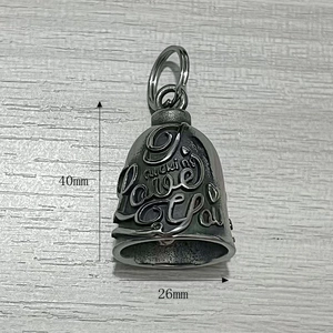 Détail macro du pendentif cloche biker 40mm en acier inoxydable avec lettres gravées