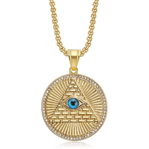 Collier en acier doré avec pendentif pyramide œil de la providence et bordure en zircons