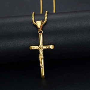 Collier avec pendentif crucifix en acier inoxydable doré poli et chaîne box robuste