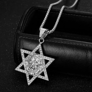 Collier classique argenté avec pendentif lion et hexagramme serti de strass brillants
