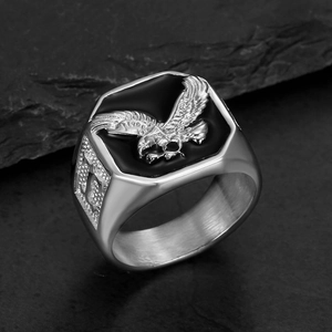 Herrenring aus Silberstahl mit Adlerrelief und schwarzer Emaille auf grauem Stein