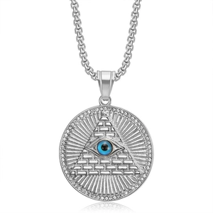 Détail macro du pendentif pyramide œil de la providence doré avec cristaux blancs