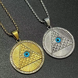 Détail de pendentifs pyramide or et argent avec strass sertis sur des chaînes carrées