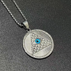 Gros plan du pendentif Œil de la Providence en argent avec œil bleu sur une chaîne