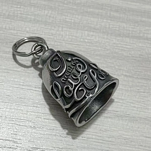 Détail du pendentif cloche en acier inoxydable vintage avec gravure Licking Gear