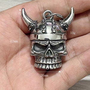 Dettaglio del portachiavi teschio vichingo con dimensioni 42 mm altezza e 26 mm larghezza