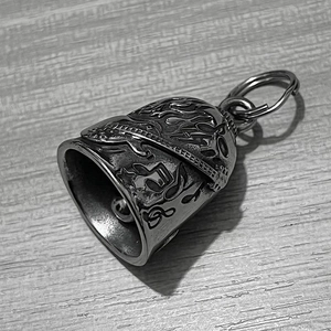Detailaufnahme einer Punk-Rock-Glocke aus Edelstahl mit Musiknoten- und Flammen-Gravuren