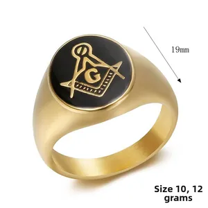 Détail de la bague maçonnique dorée avec émail noir et texture en métal brossé
