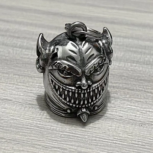 Makroaufnahme der Vintage-Monster-Glocke mit Gravur und silbernem Edelstahl-Finish