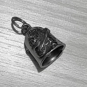 Detailaufnahme von Retro-Rock-Metallglockenanhänger mit Gitarren- und Flammenrelief