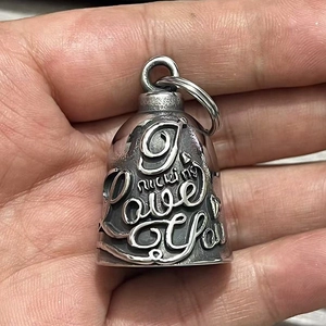 Détail du pendentif cloche de moto vintage en acier inoxydable avec gravure I Love You