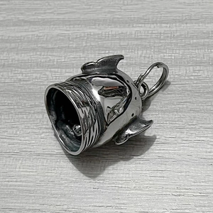 Detailaufnahme des Vintage Monsterkopf Motorrad Glocke Anhängers aus poliertem Stahl